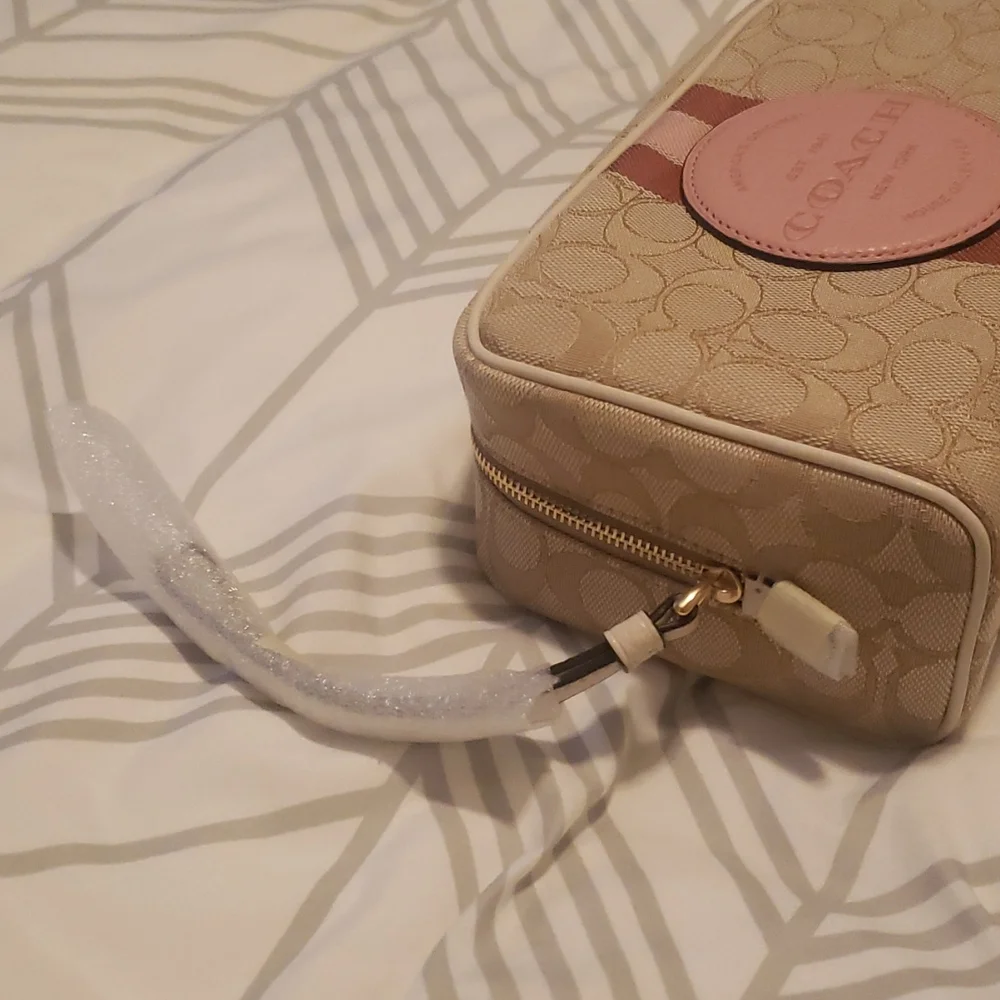 NWT Coach cosmetic bad - Picture 3 of 8